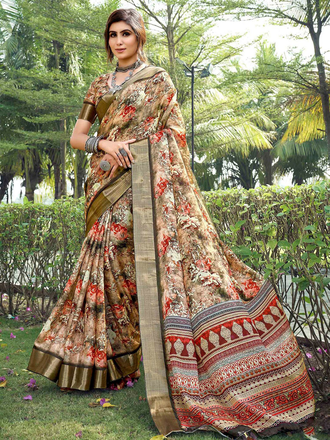 

Mitera Floral Printed Woven Design Zari Sungudi Saree, Olive