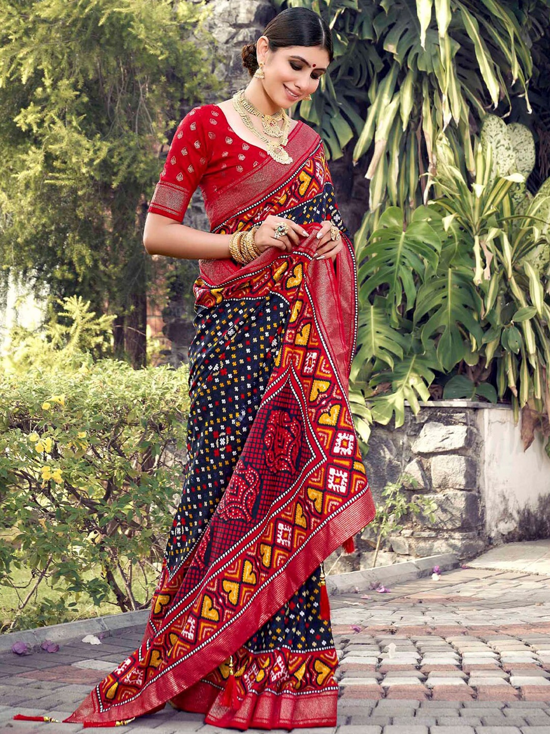 

Mitera Ethnic Motifs Printed Dola Silk Saree, Navy blue