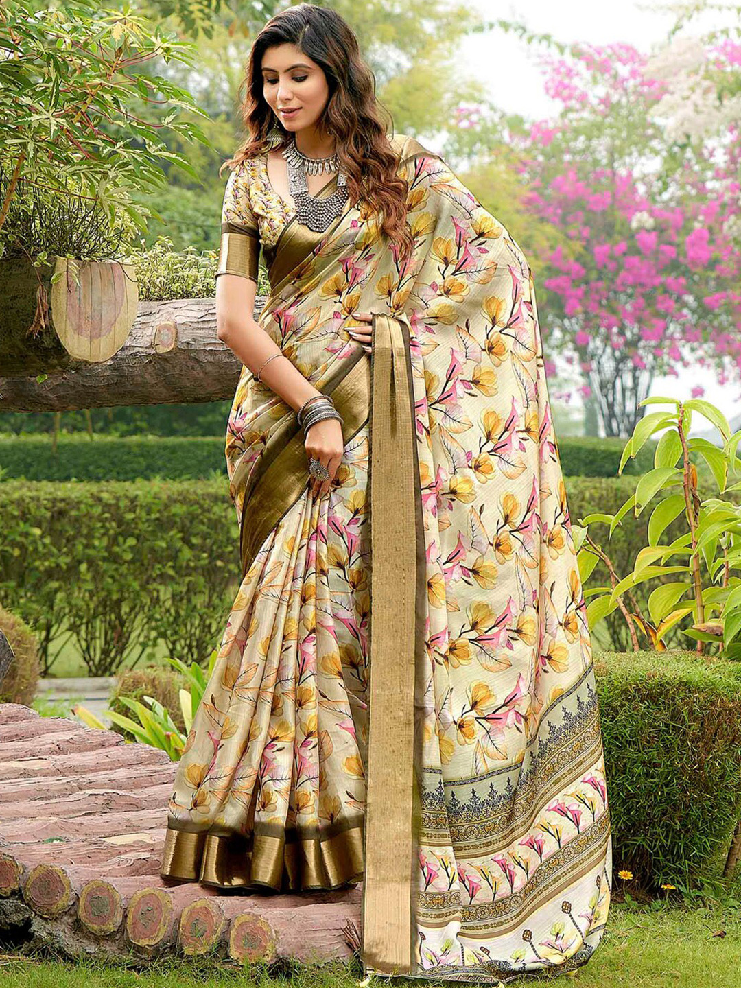 

Mitera Cream & Pink Floral Printed Zari Tussar Silk Sungudi Saree