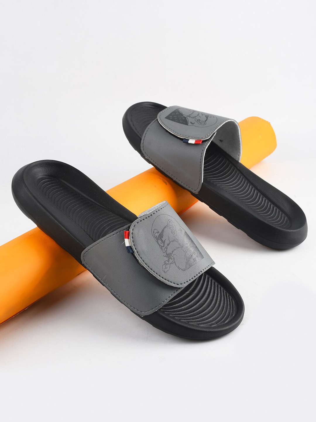 

PERY PAO Men Printed Sliders, Grey