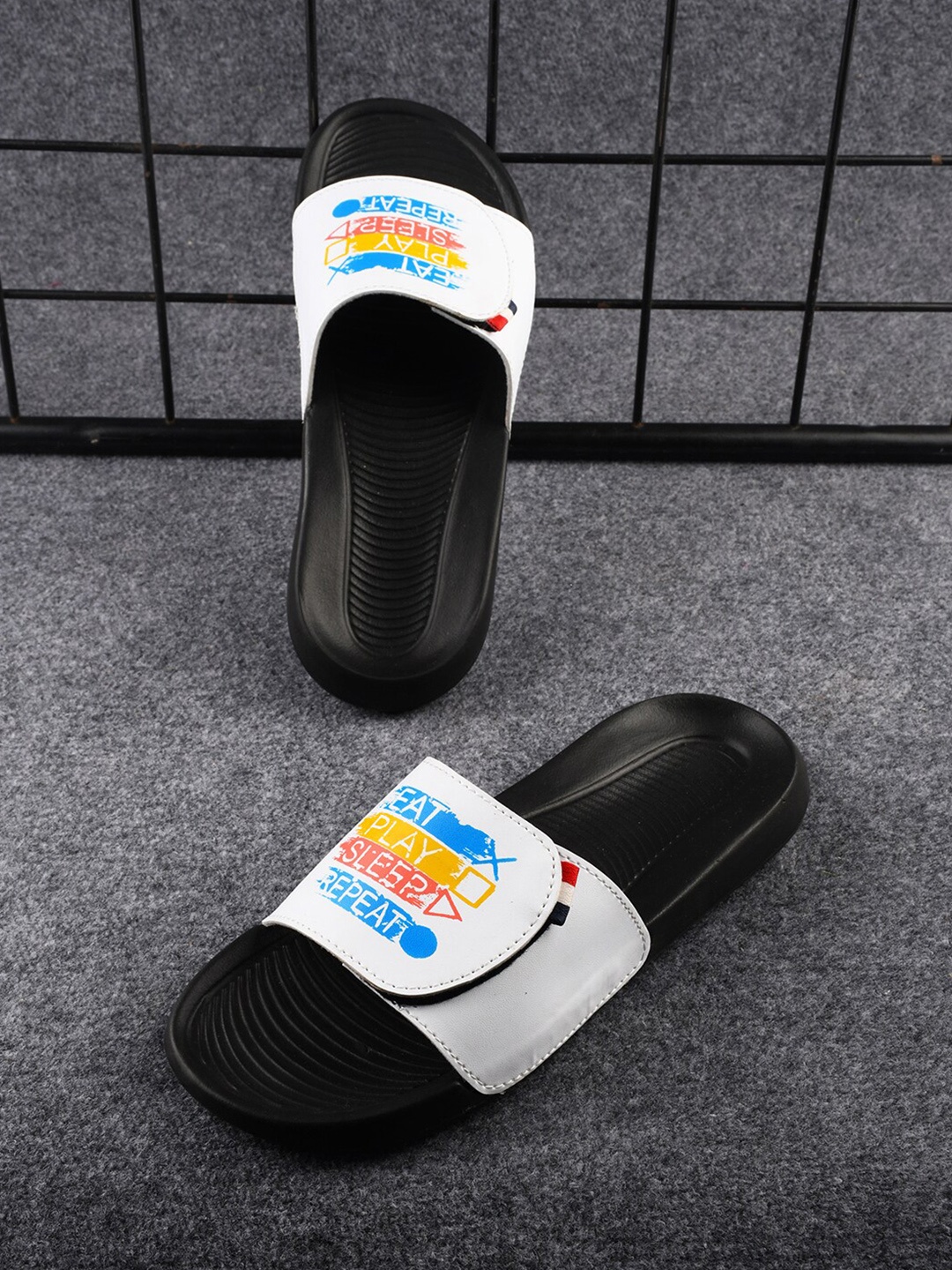 

PERY PAO Men Printed Sliders, White