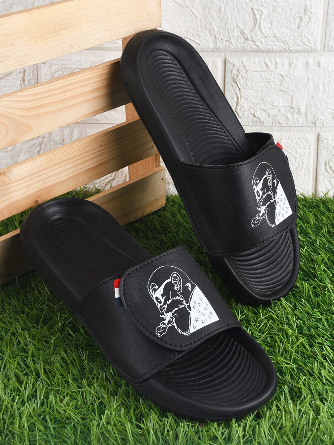 

PERY PAO Men Printed Sliders, Black
