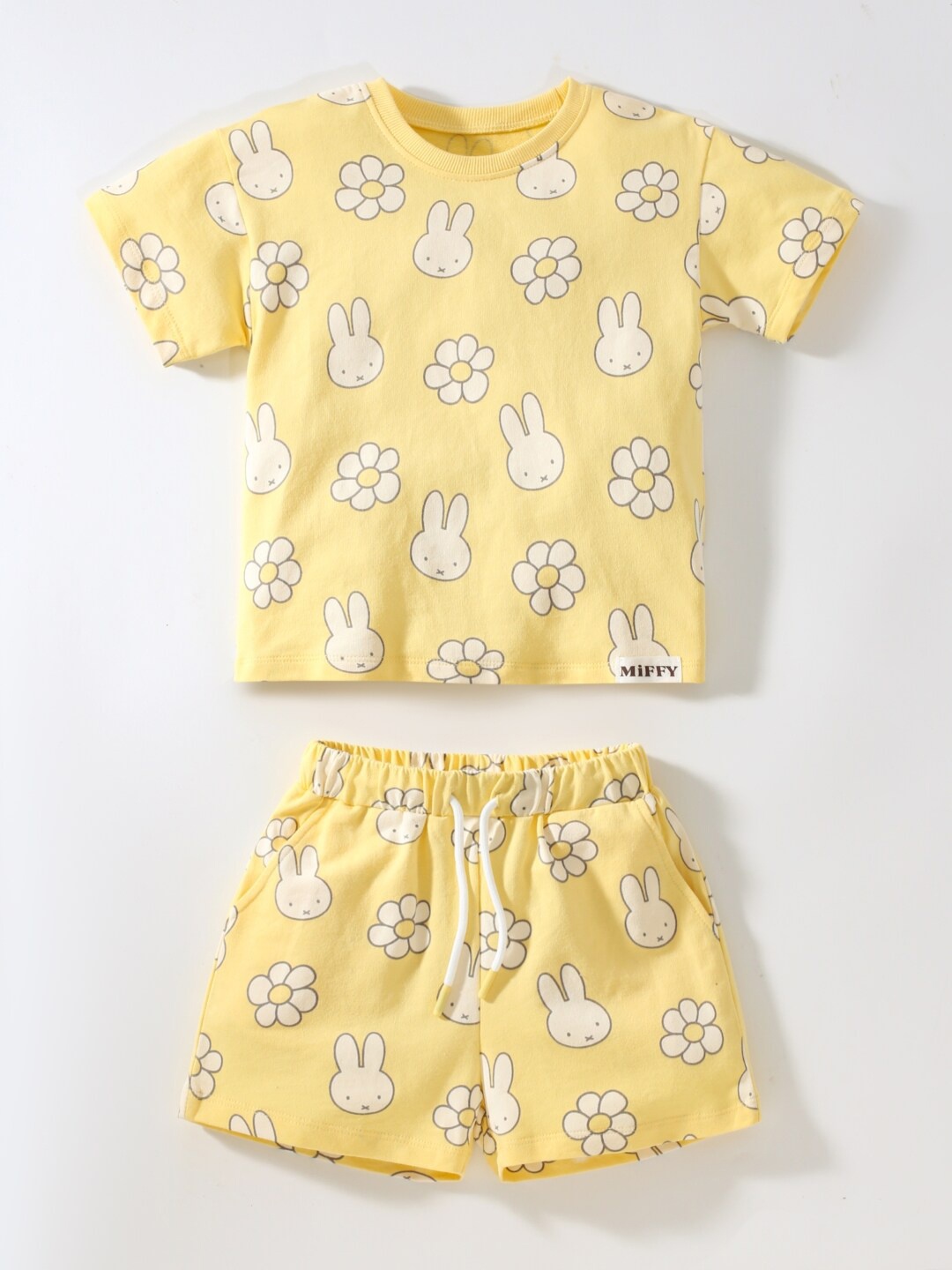 

StyleCast Girls Yellow Floral Printed Pure Cotton T-shirt with Shorts
