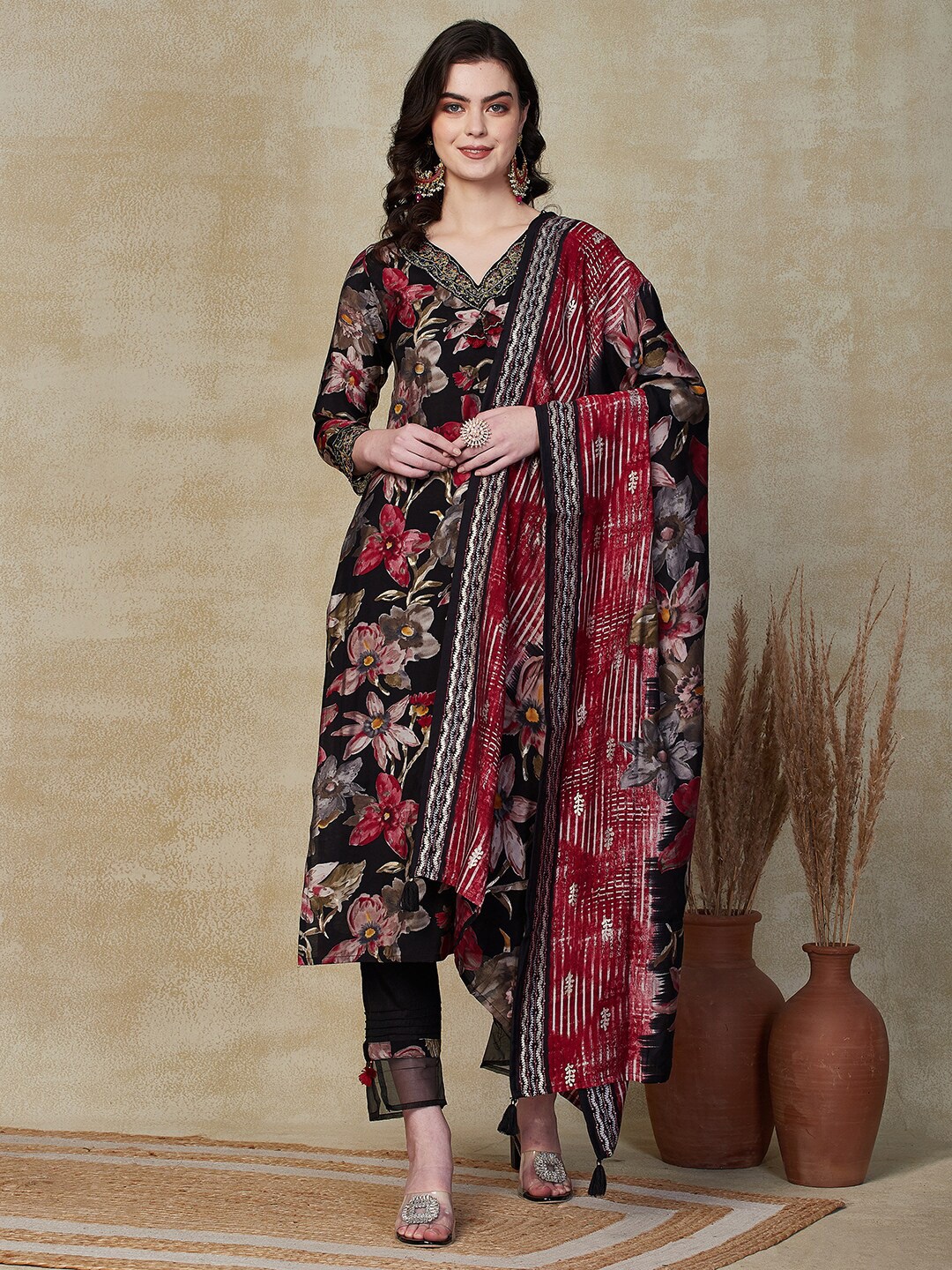 

FASHOR Floral Printed Regular Beads and Stones Kurta with Trousers & Dupatta, Black