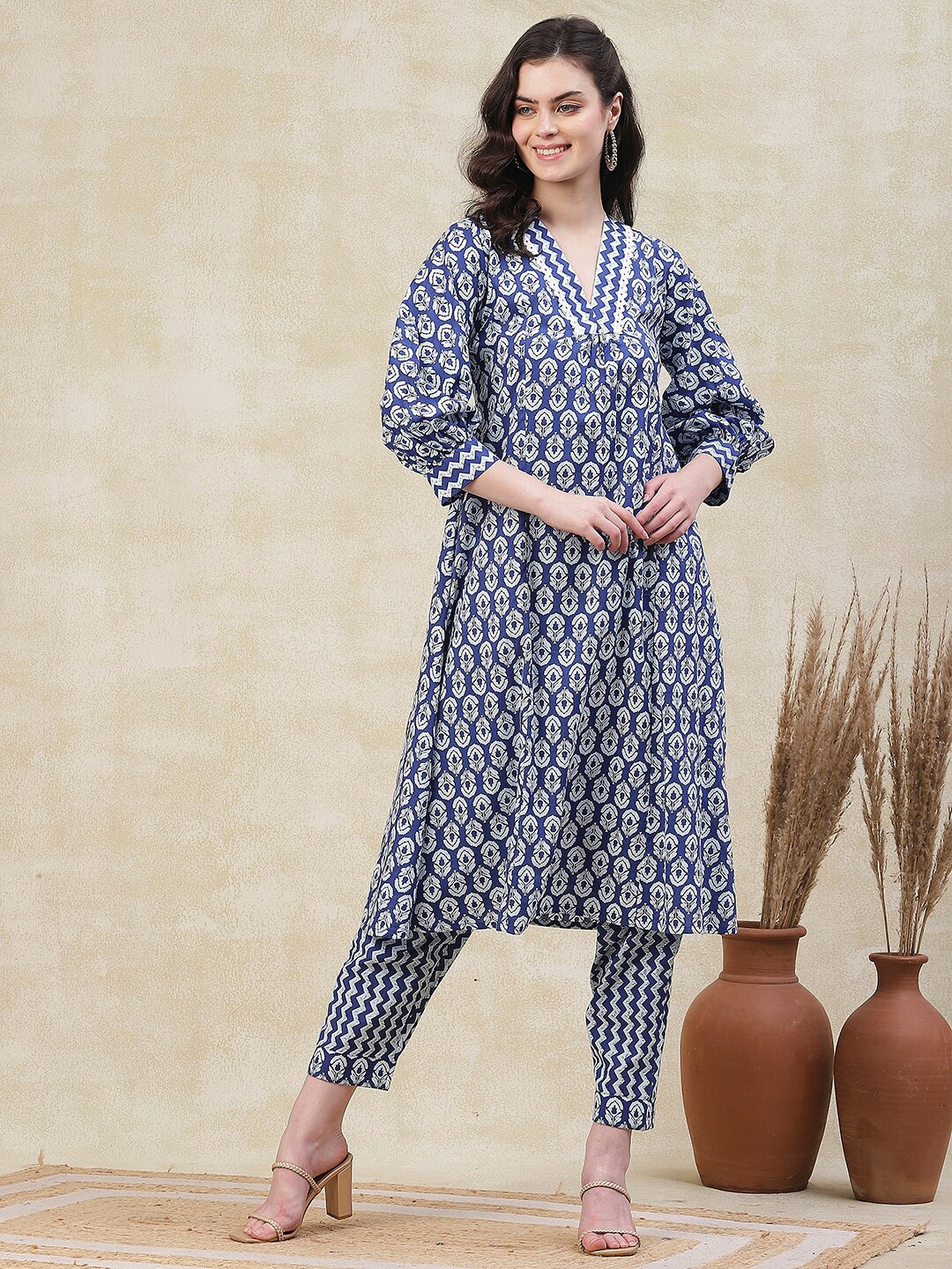 

FASHOR Chevron Printed V-Neck Puffed Sleeves Knee Length Pure Cotton Kurta with Trousers, Blue