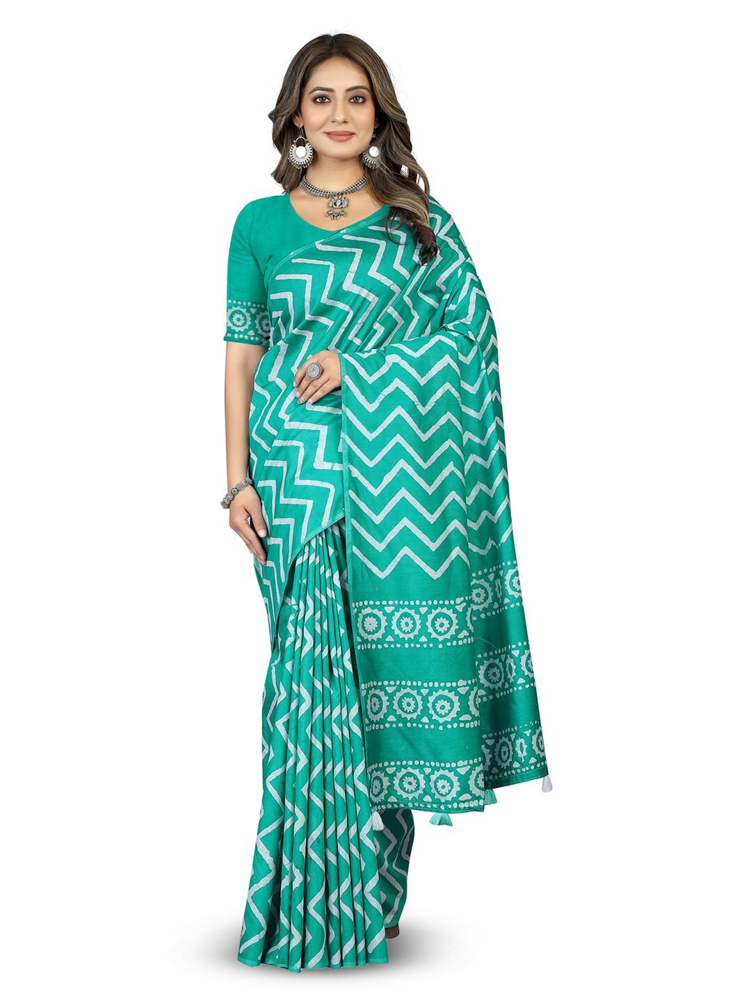 

Inithi Teal Green & White Printed Geometric Saree