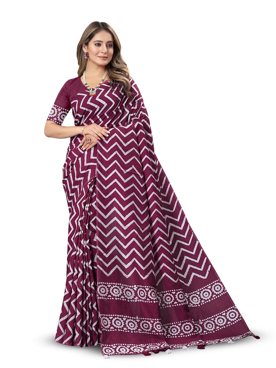 

Inithi Purple & White Printed Geometric Saree