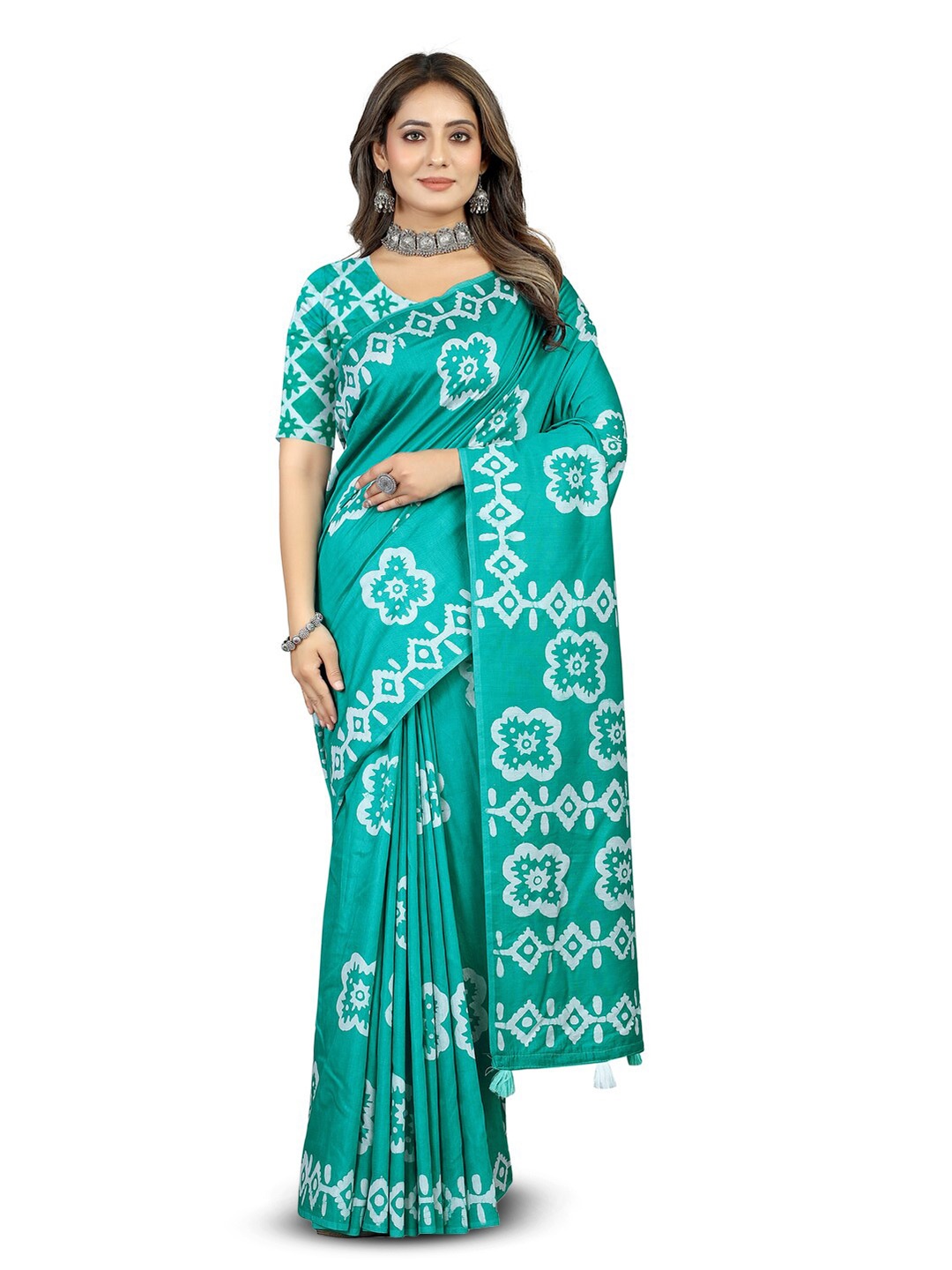 

Inithi Teal Green & White Ethnic Motifs Saree