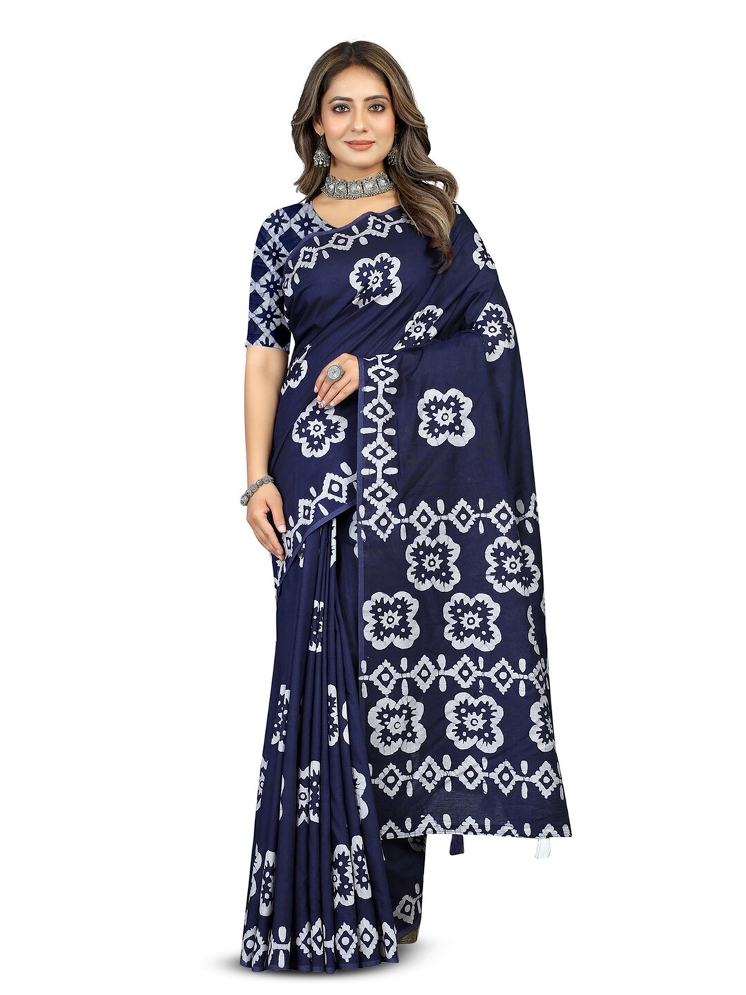 

Inithi Navy Blue & White Printed Batik Saree