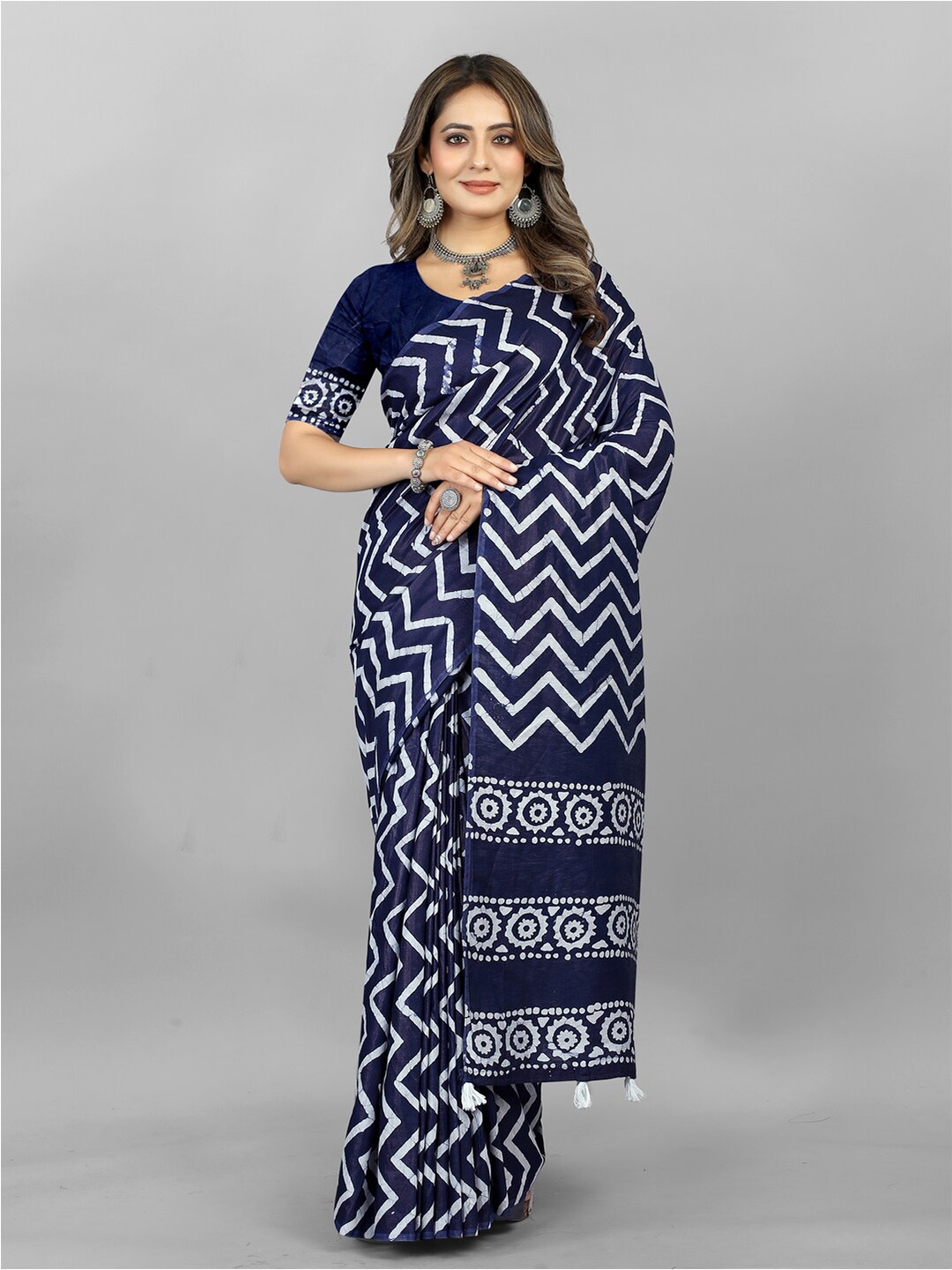 

Inithi Blue & White Printed Geometric Saree