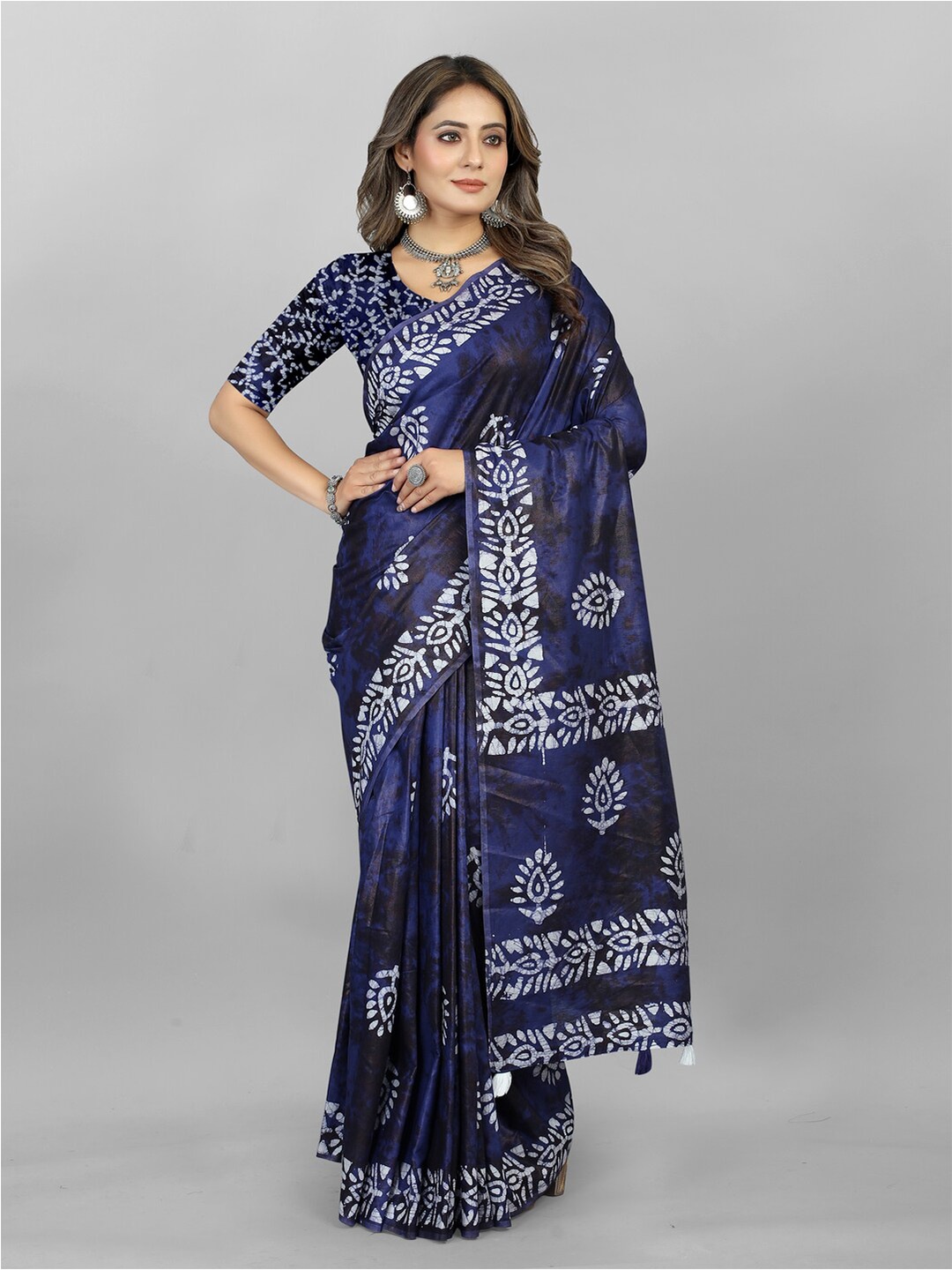 

Inithi Navy Blue & White Printed Batik Saree