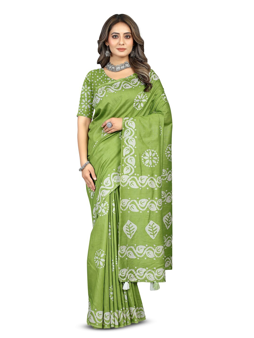 

Inithi Lime Green & White Printed Batik Saree