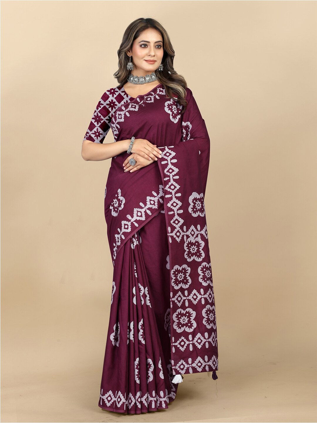 

Inithi Burgundy & White Ethnic Motifs Saree