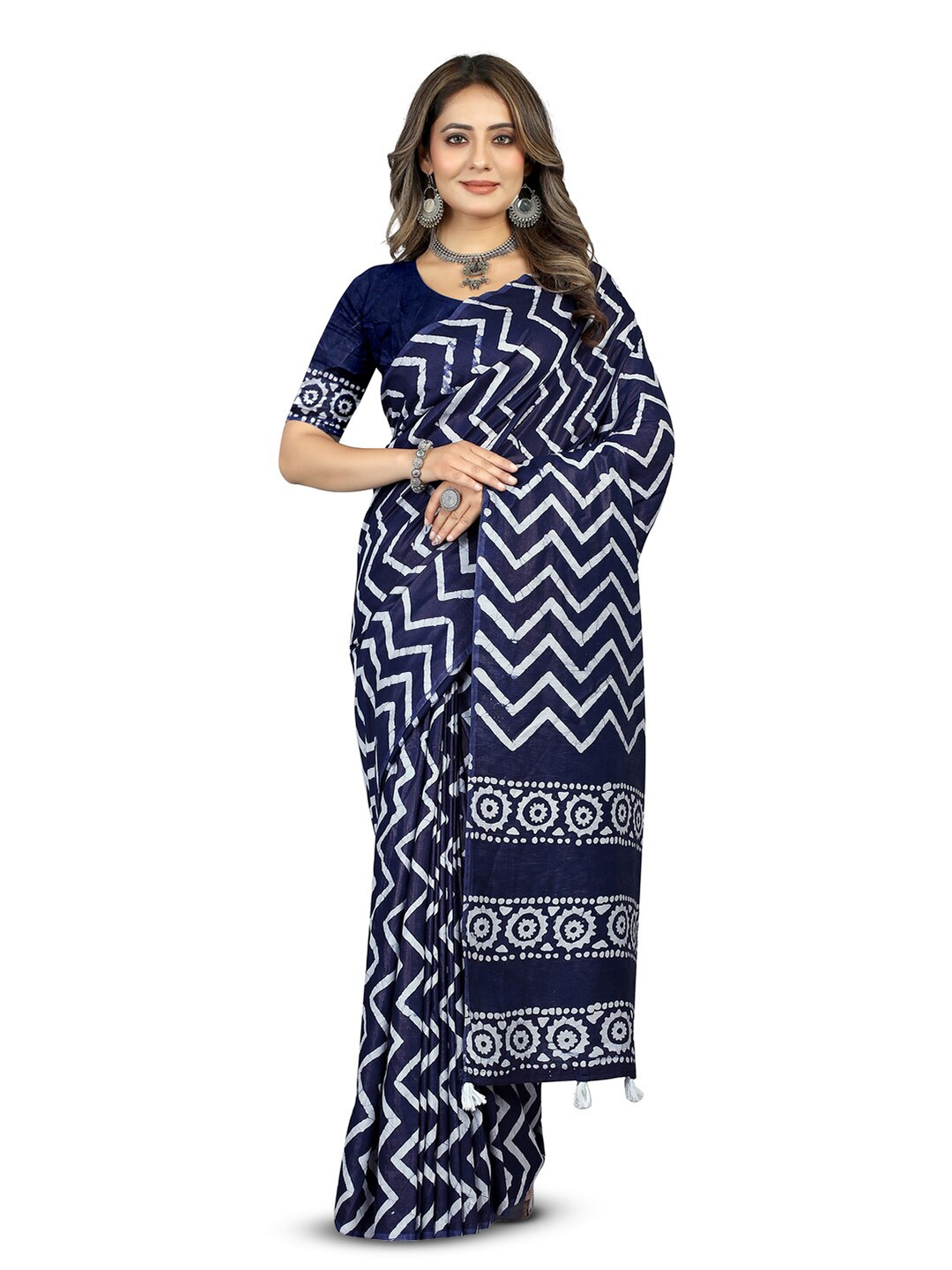 

Inithi Blue & White Printed Geometric Saree