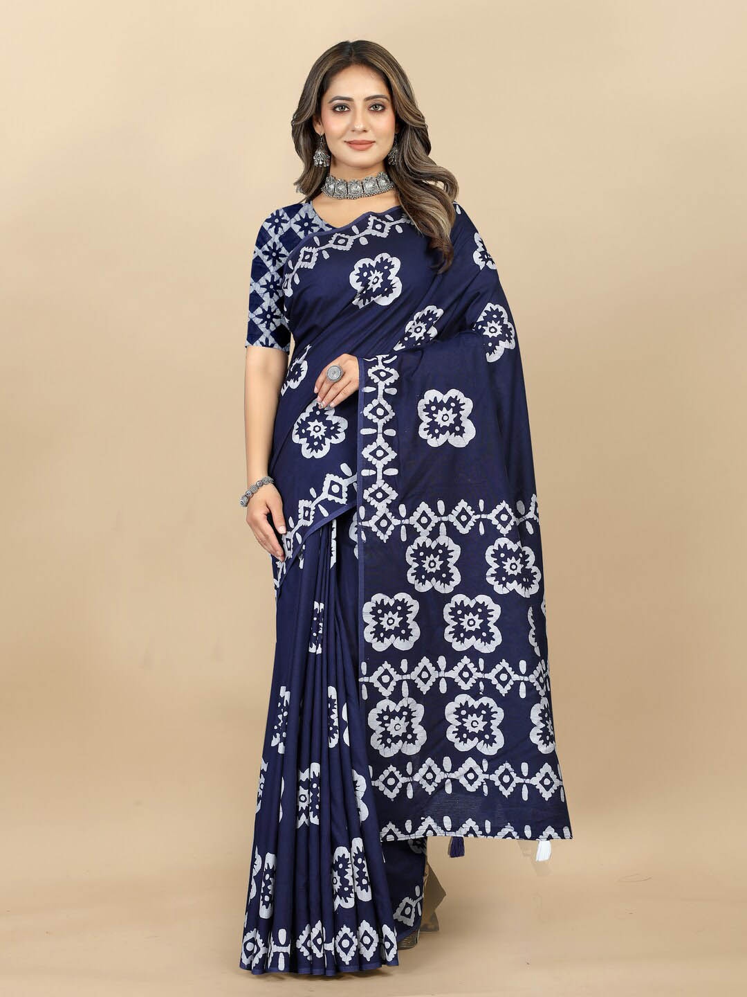 

Inithi Navy Blue & White Printed Batik Saree