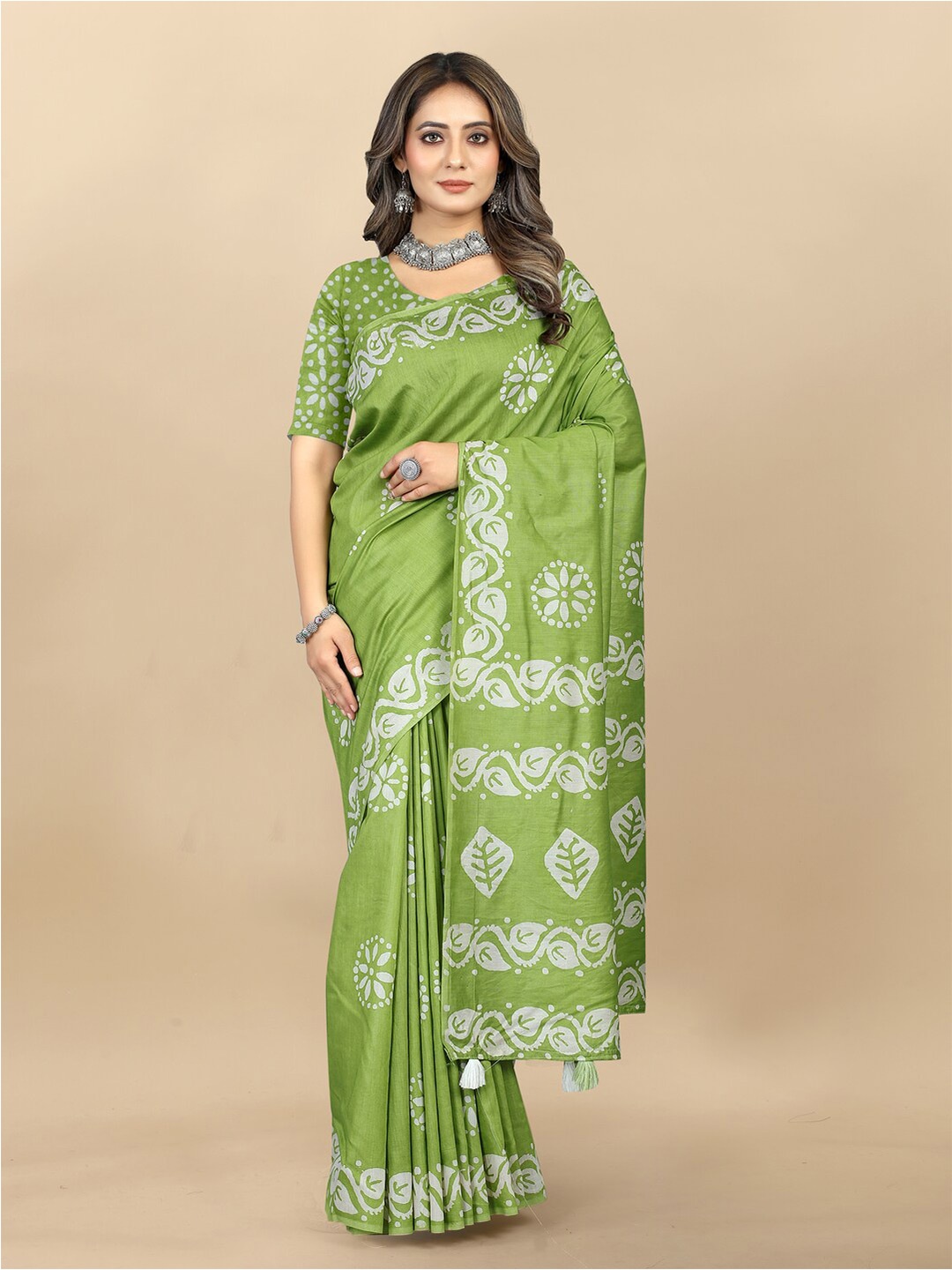 

Inithi Lime Green & White Printed Batik Saree