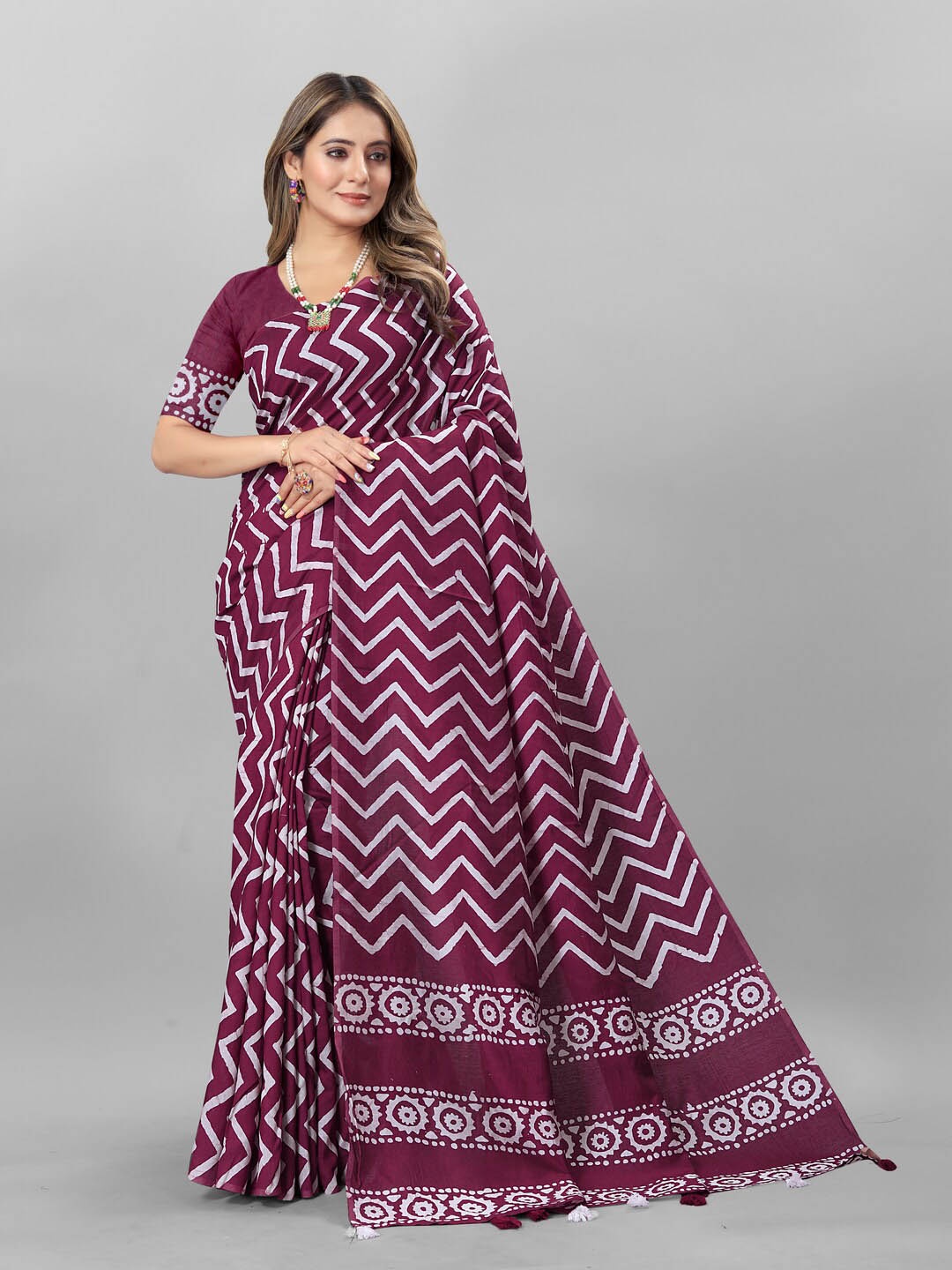 

Inithi Purple & White Printed Geometric Saree