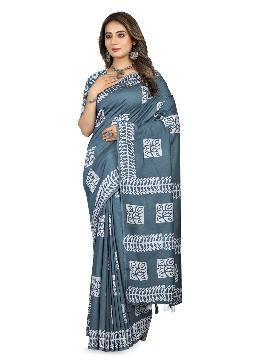 

Inithi Grey & White Printed Batik Saree