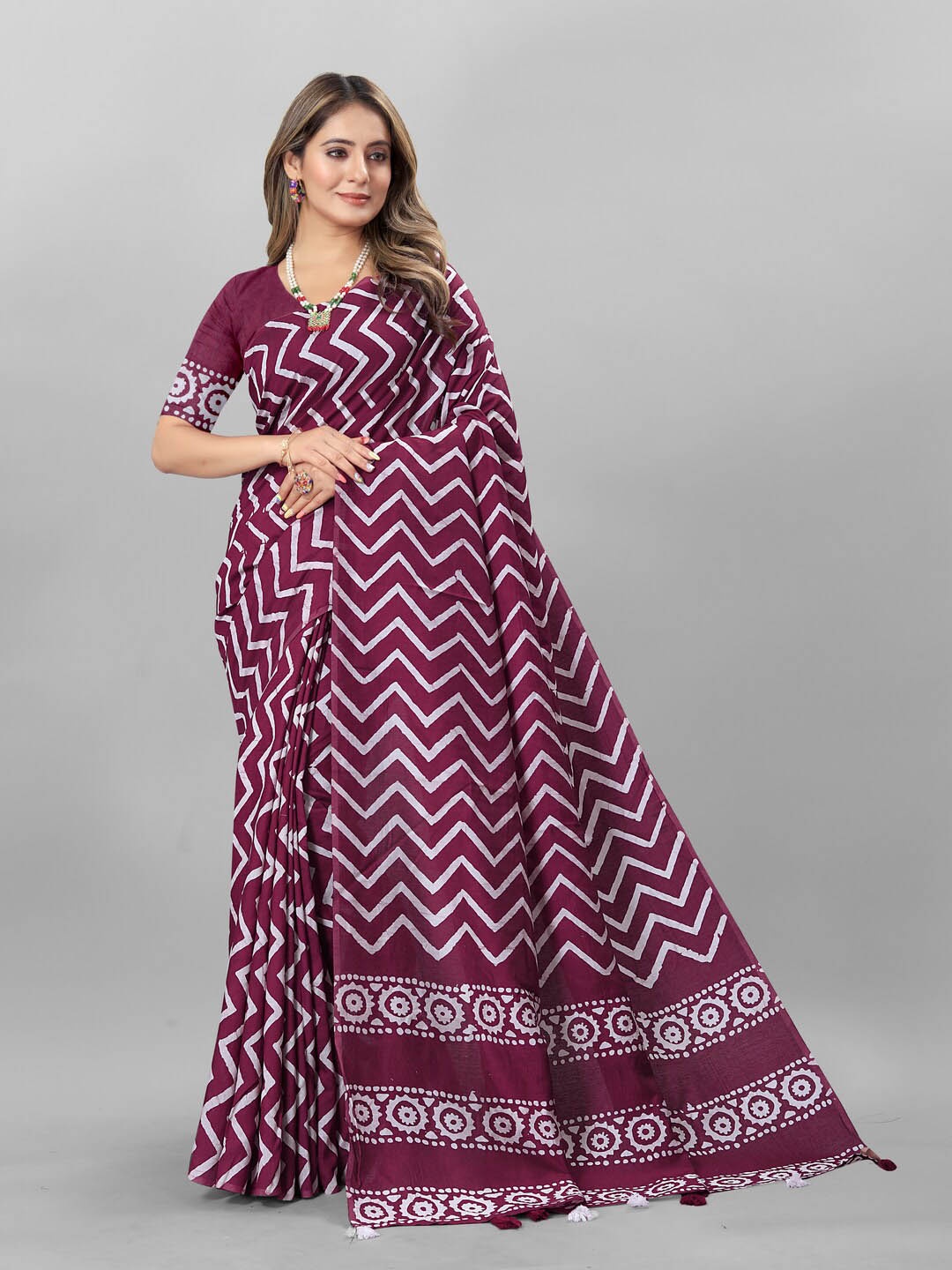 

Inithi Geometric Printed Saree, Maroon