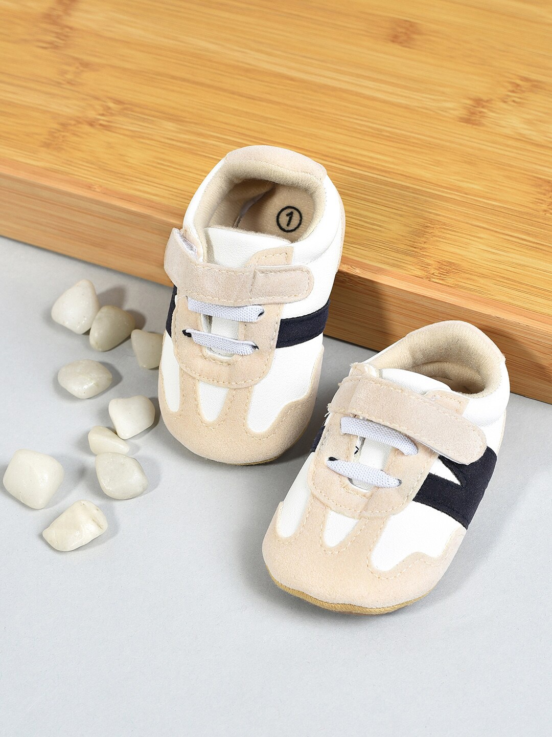 

MiArcus Infant Printed Lightweight Booties, Off white