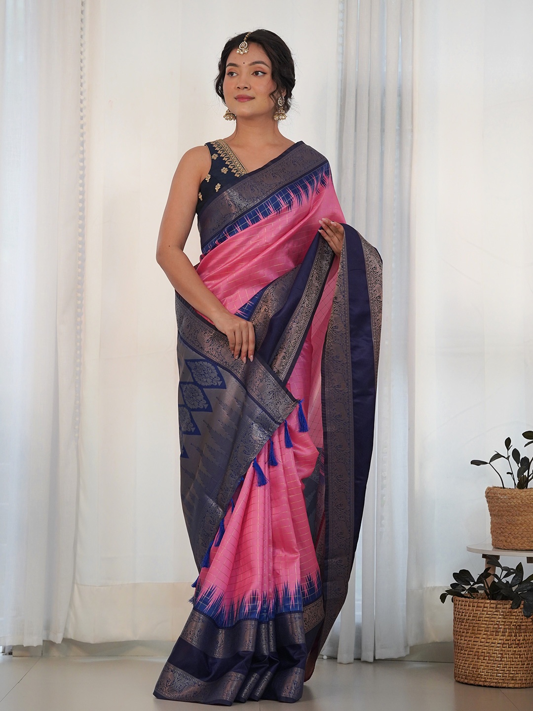 

Munir Checked Woven Design Zari Ikat Saree, Pink