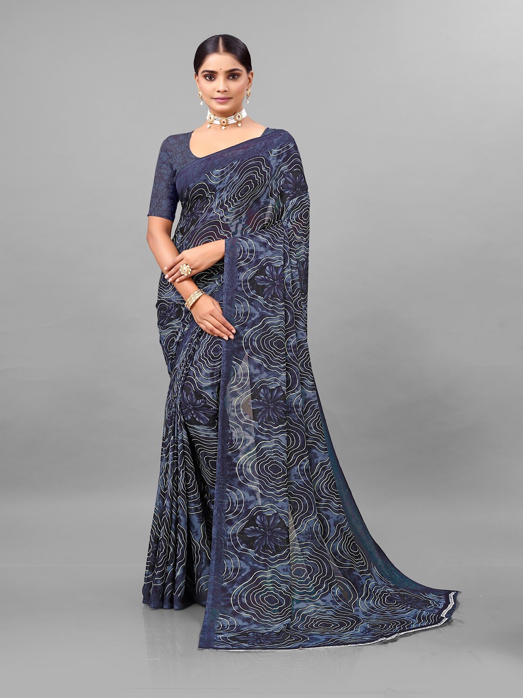 

KANOODA Floral Printed Georgette Saree, Grey