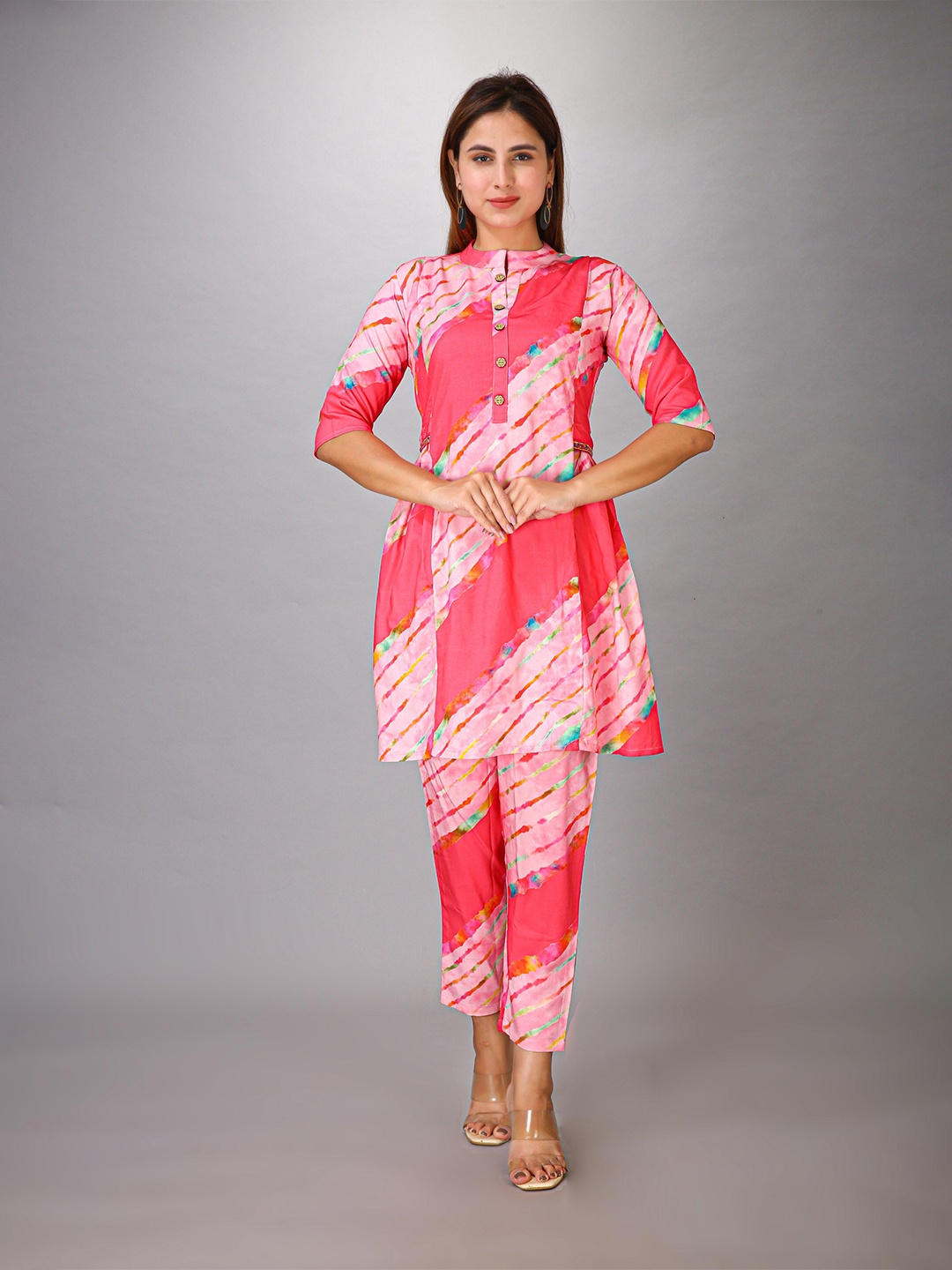 

MAIYEE Leheriya Printed Mandarin Collar Empire Kurti with Trousers, Pink