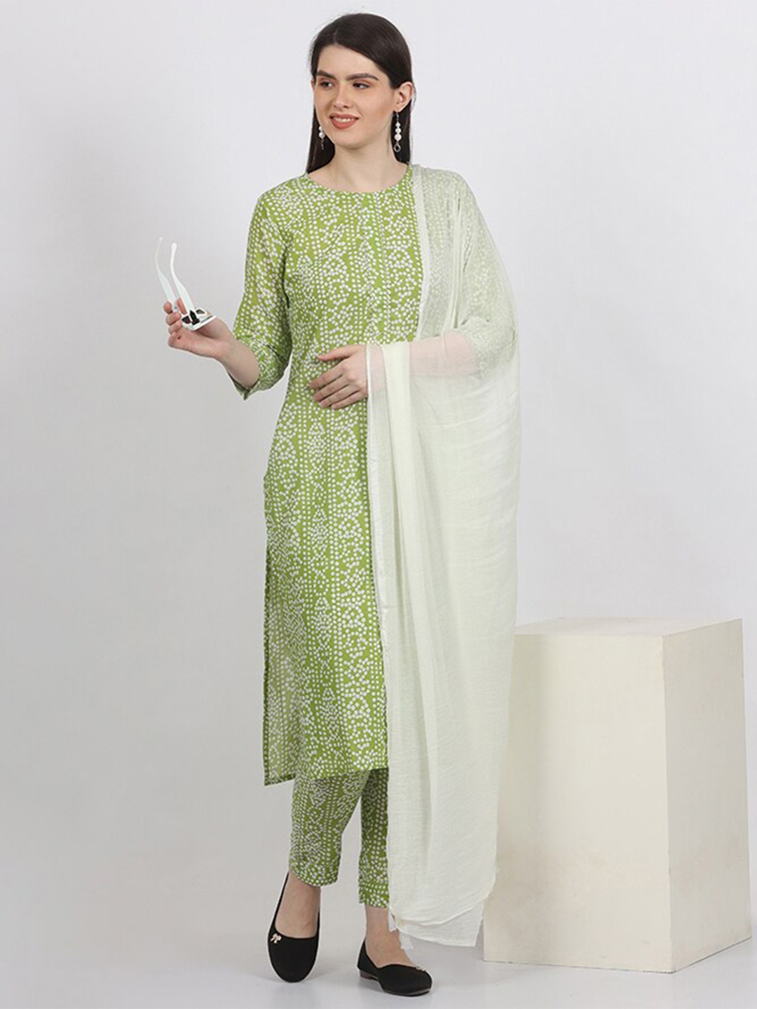 

MAIYEE Bandhani Printed Pure Cotton Straight Kurta With Trousers & With Dupatta, Green