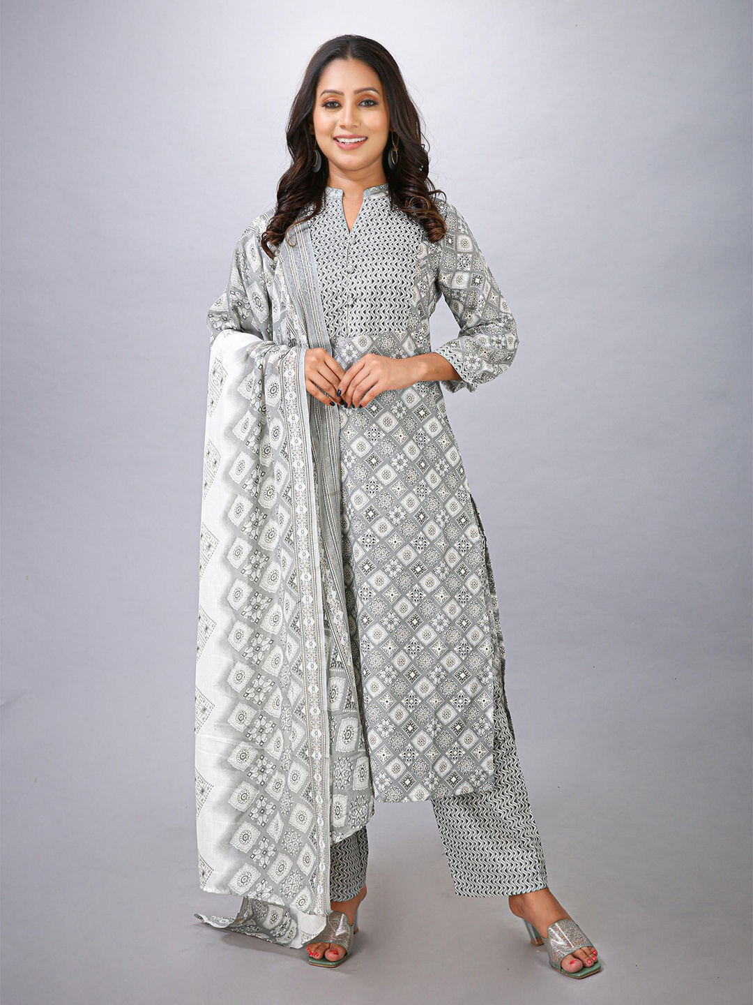 

MAIYEE Ethnic Motifs Printed Straight Kurta with Trouser & Dupatta, Grey