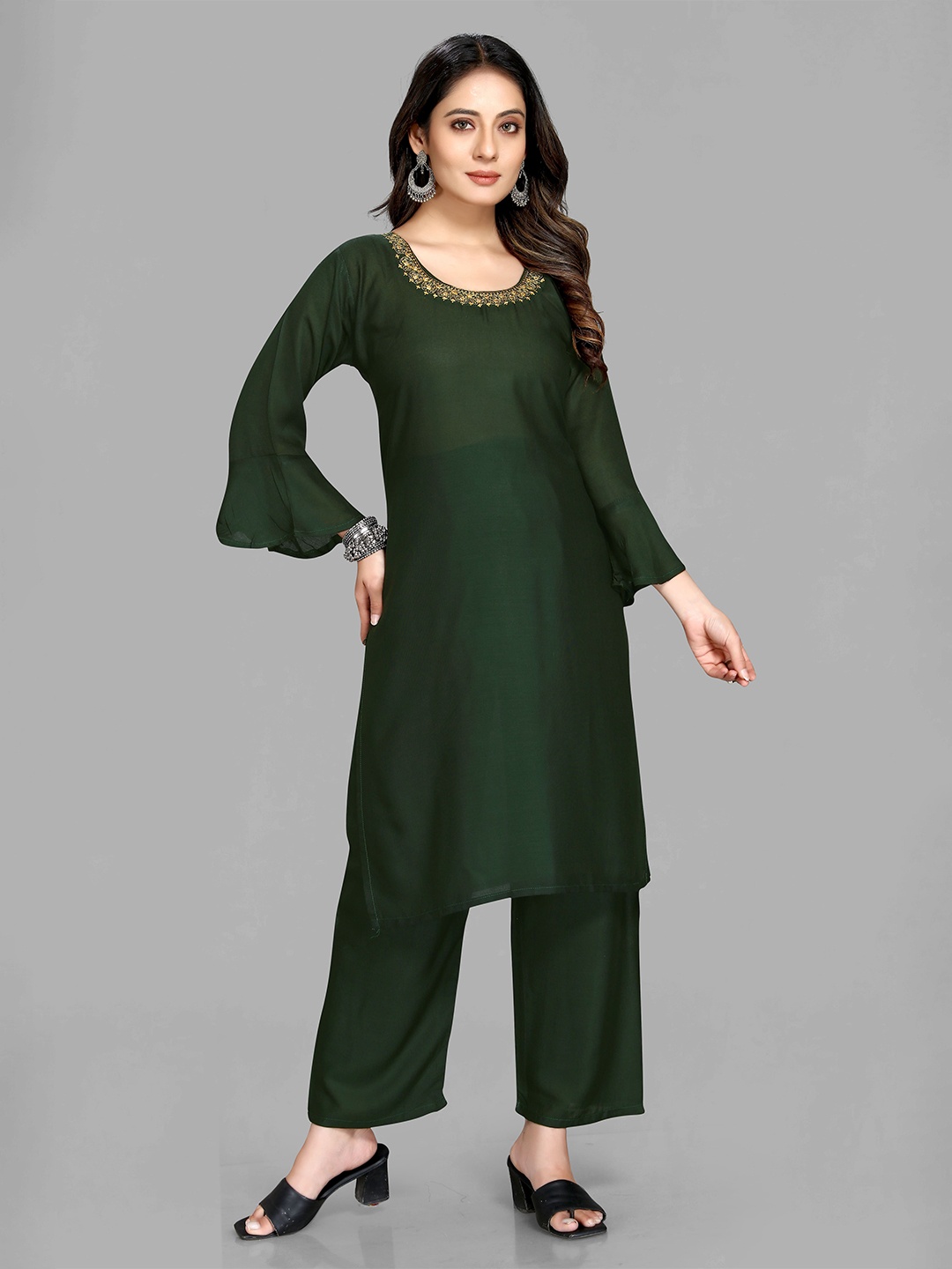 

MAIYEE Yoke Embroidered Straight Kurta with Trouser, Green