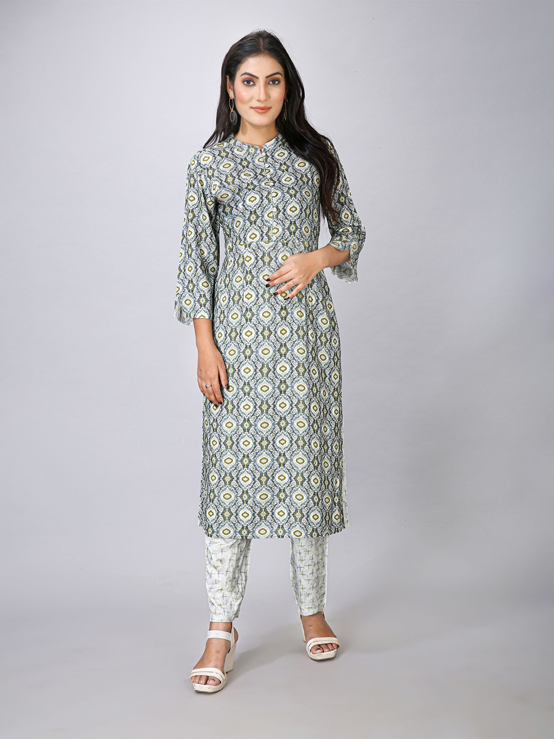 

MAIYEE Ethnic Motifs Printed Straight Kurta with Trouser, Green