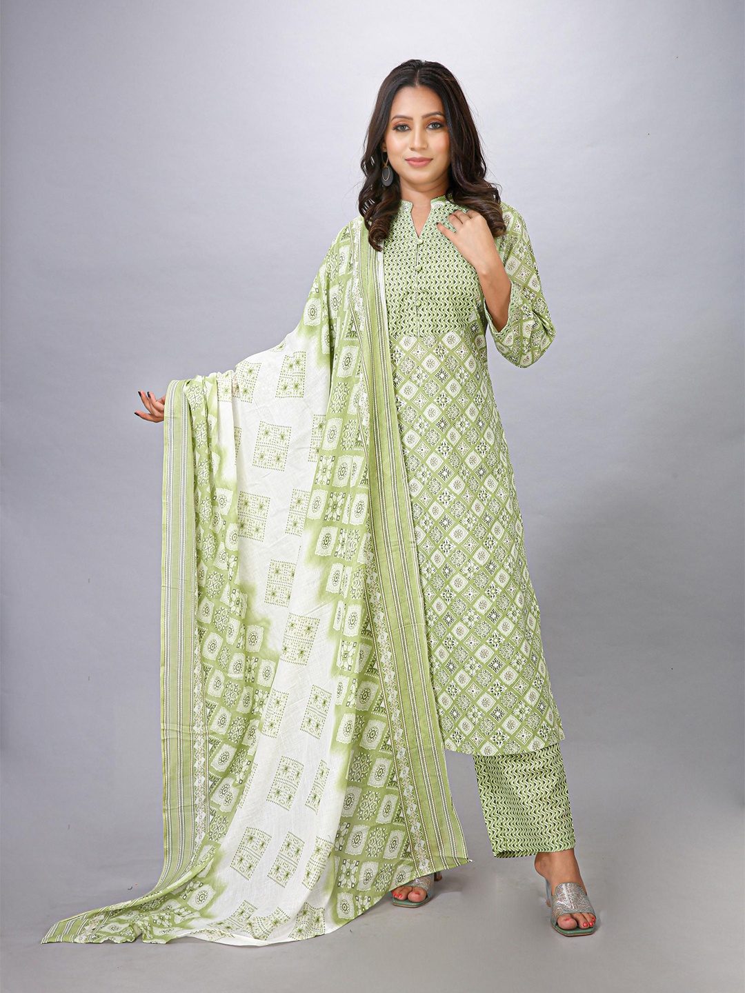 

MAIYEE Ethnic Motifs Printed Straight Kurta with Trouser & Dupatta, Green