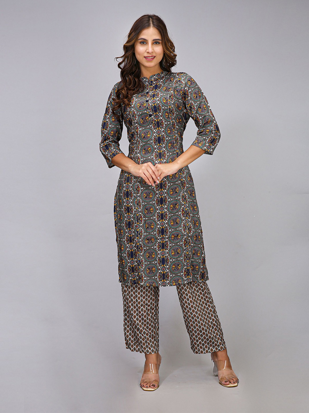 

MAIYEE Floral Printed Straight Kurta With Trouser, Black