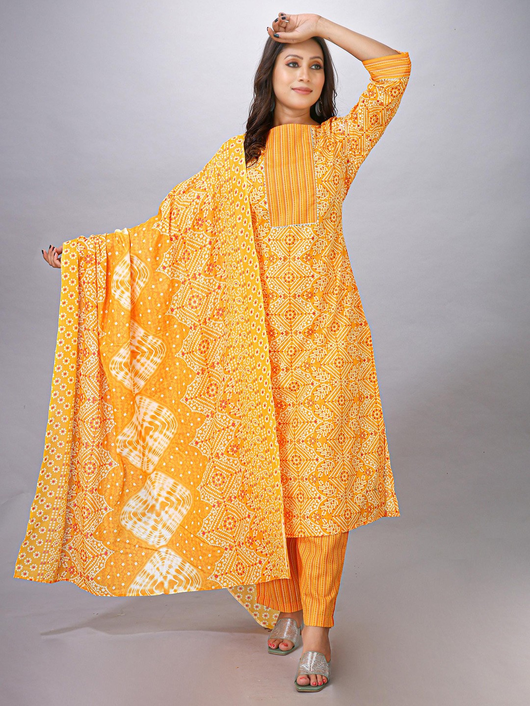 

MAIYEE Bandhani Printed Straight Kurta With Trousers & Dupatta, Yellow