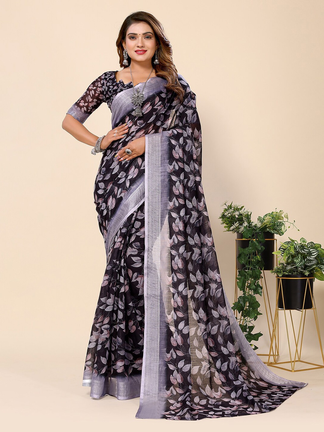 

HARPITA Floral Printed Zari Chanderi Saree, Black