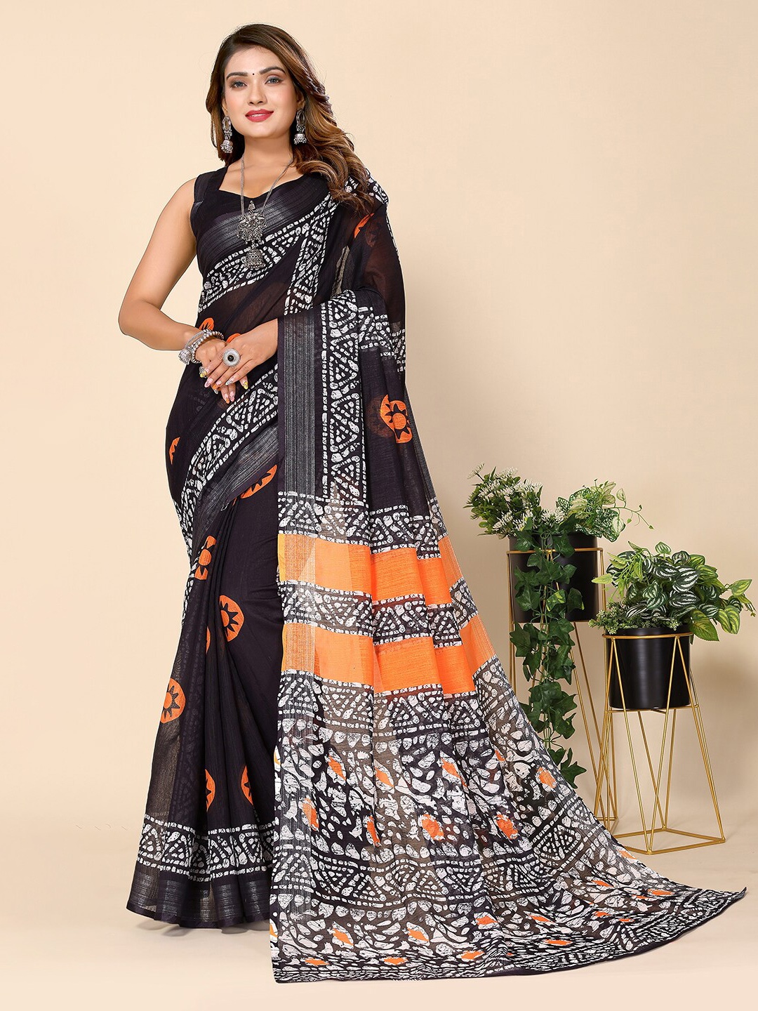 

HARPITA Batik Printed Chanderi Saree, Black