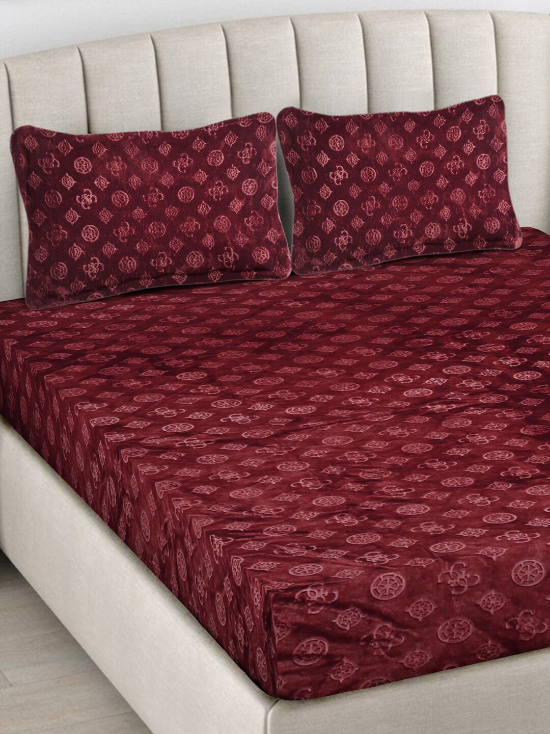 

FABINALIV Maroon Geometric 300 TC Woollen Embossed King Size Bedsheet & 2 Pillow Covers