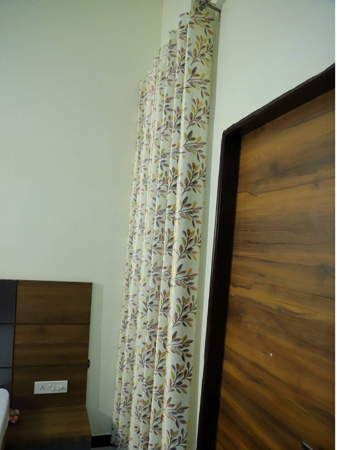 

KSHIRSA Coffee Brown & Cream-Coloured Floral Window Curtain
