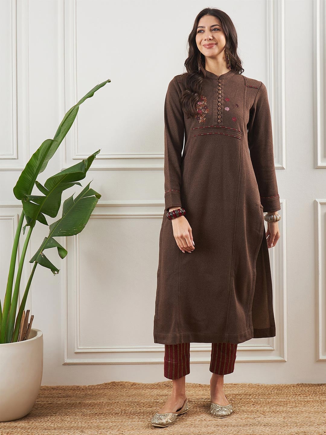 

STADO Floral Yoke Design Round Neck Straight Kurta with Pyjamas, Brown