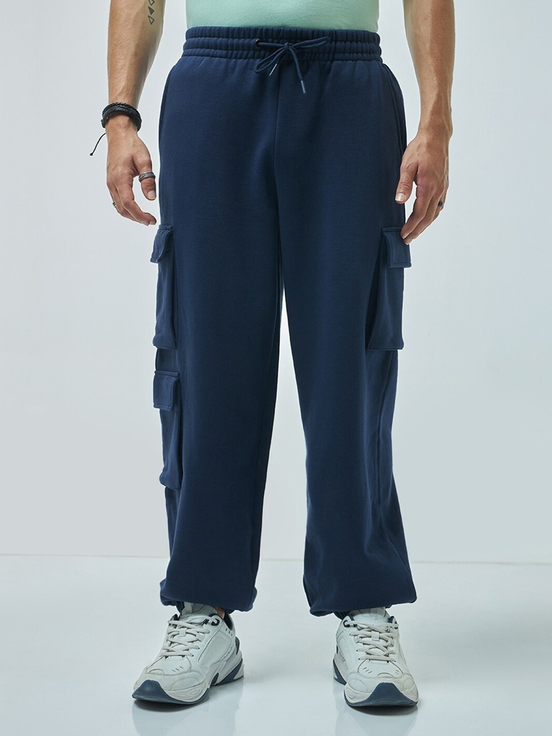 

Bewakoof Heavy Duty 1.0 Men Super Loose Fit Cargo Joggers, Navy blue