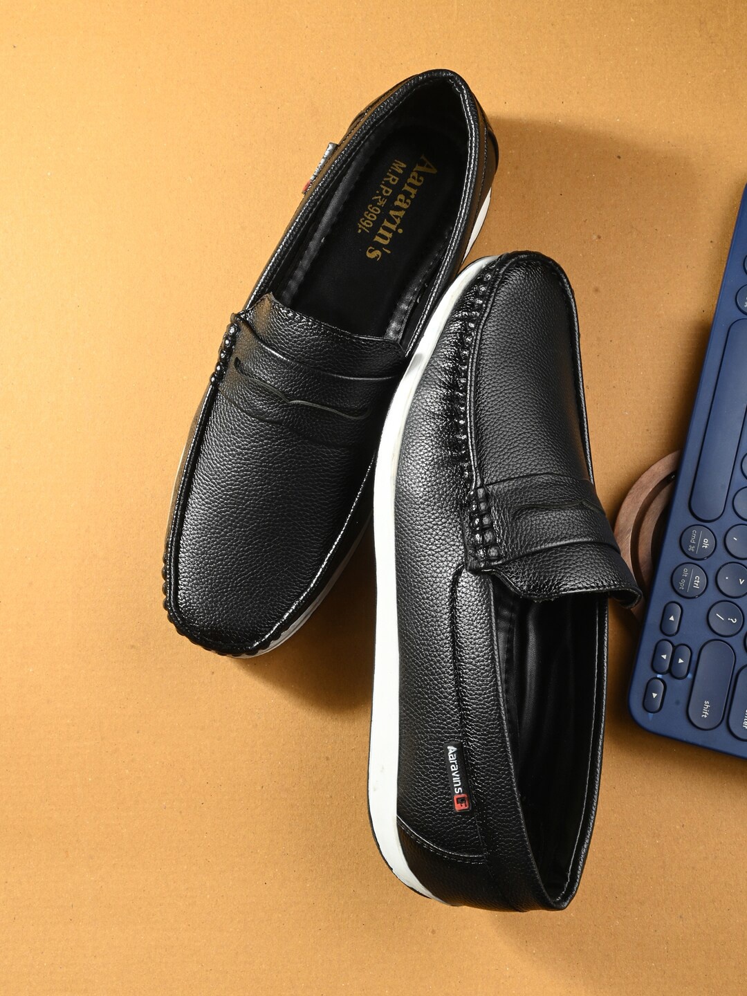 

AARAVIN'S Men Textured Lightweight Penny Loafers, Black
