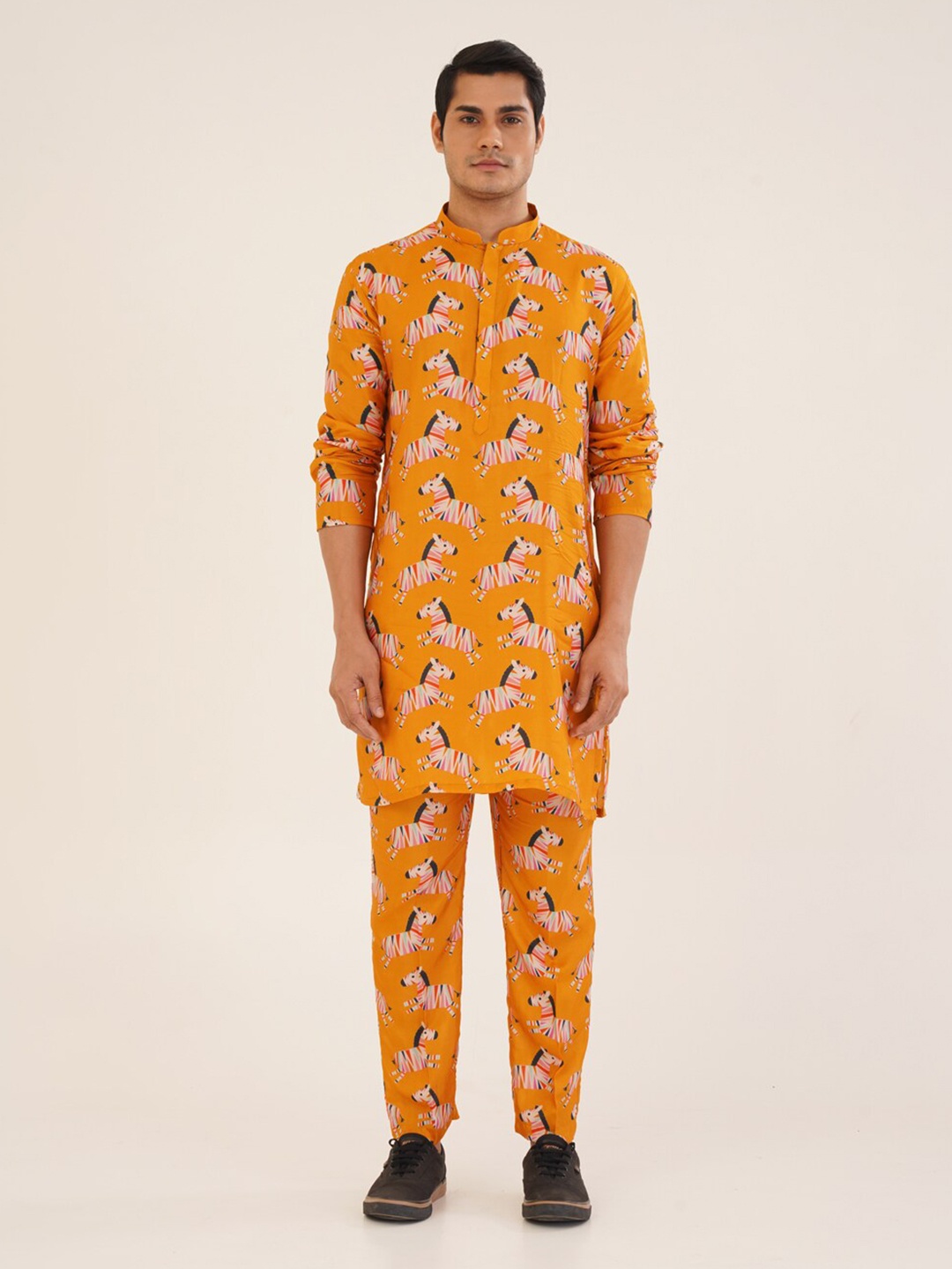 

KALPRAAG Conversational Printed Mandarin Collar Straight Kurta with Trousers, Yellow