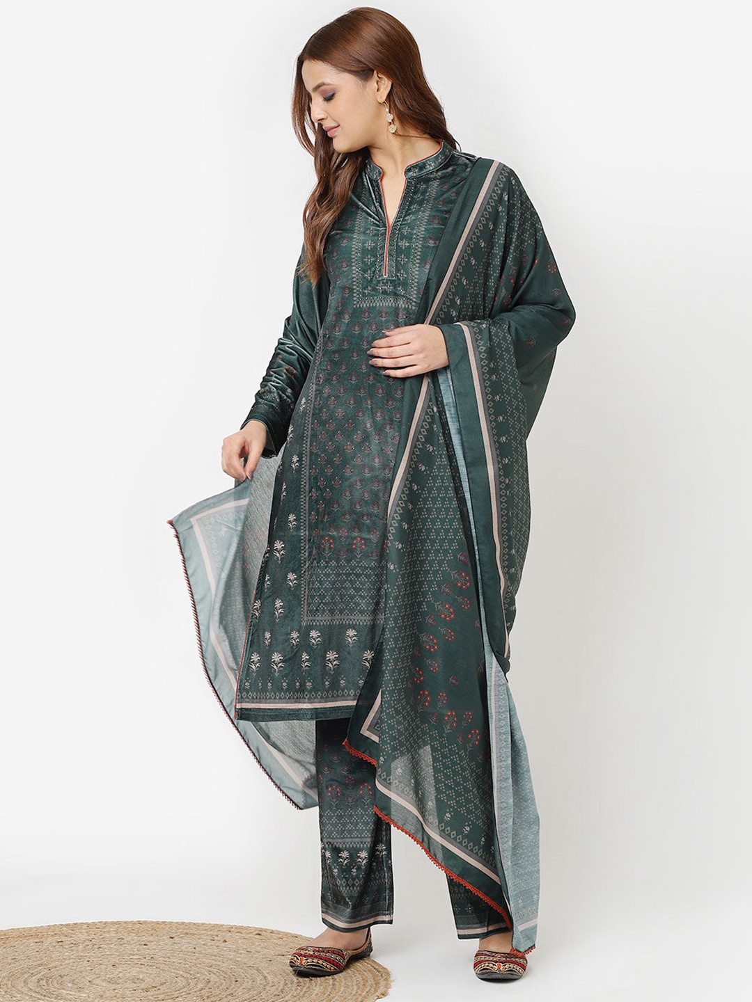 

Lakshita Floral Printed Velvet Kurta With Palazzo, Green