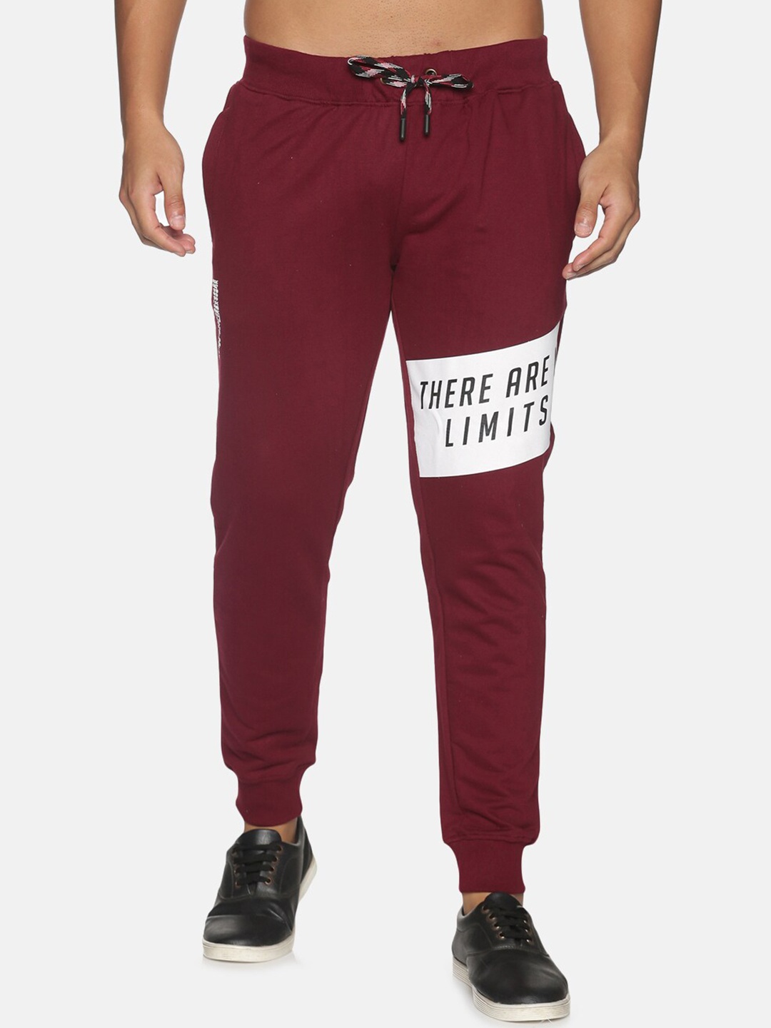 

THE HOLLANDER Men Typography Printed Terry Cotton Terry Mid Rise Jogger, Maroon