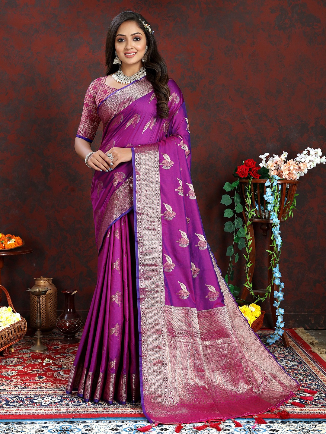 

NIWAA Ethnic Motifs Woven Design Zari Silk Blend Banarasi Saree, Burgundy