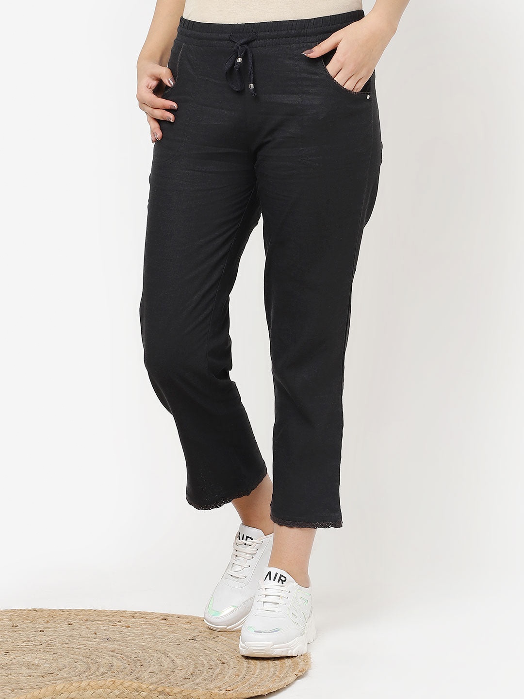 

Lakshita High-Rise Plain Capri, Black