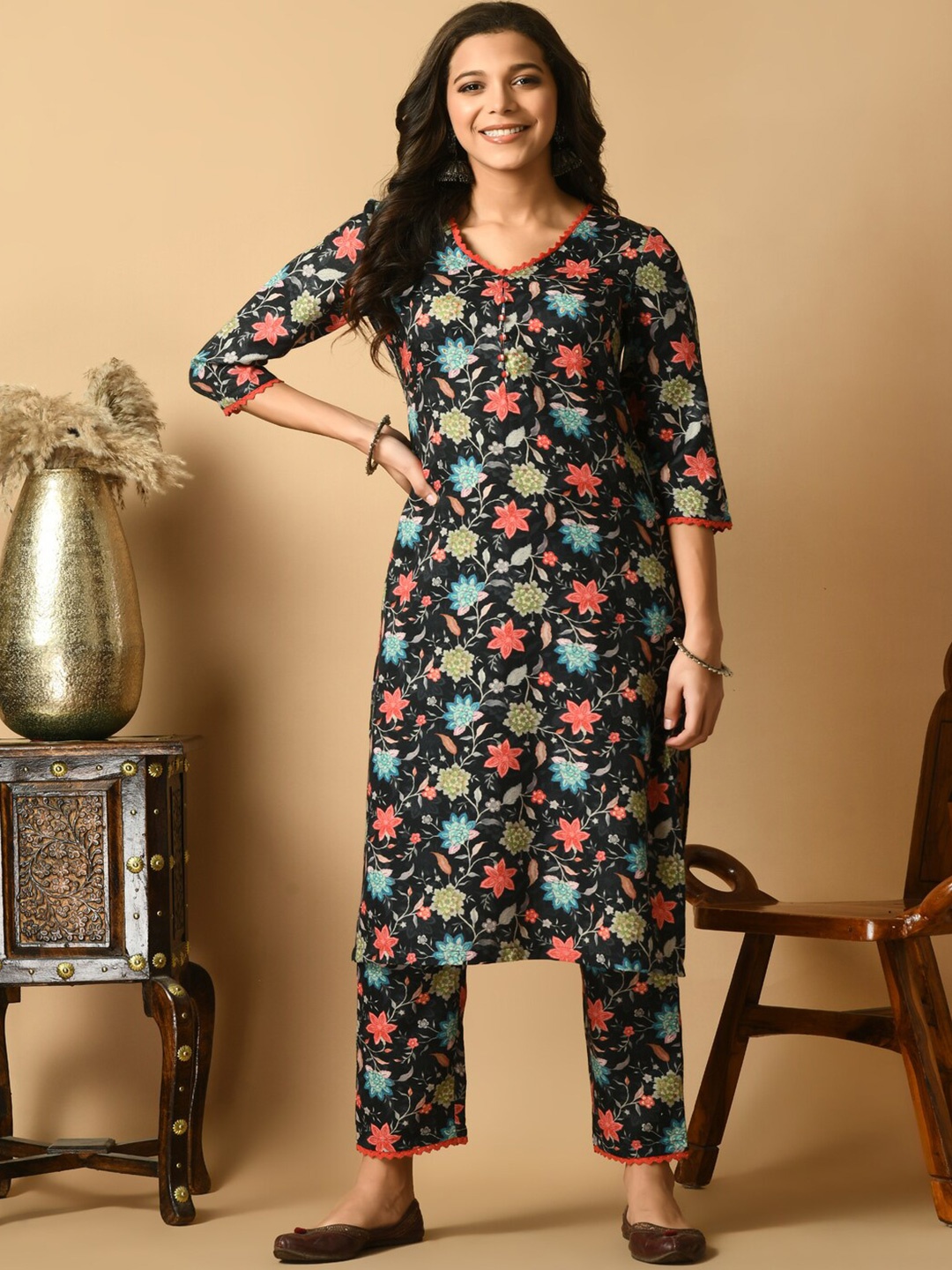 

KALINI Floral Printed V-Neck Straight Kurta with Trousers, Black