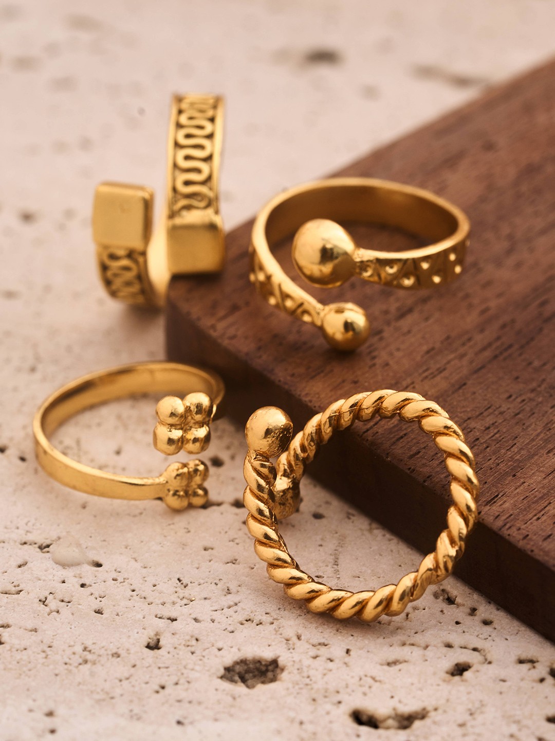 

trueBrowns Set Of 4 Gold Plated Crossover Finger Rings