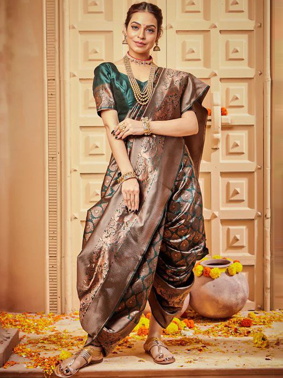 

LIMDO Ethnic Motifs Woven Design Zari Pure Silk Banarasi Saree, Green