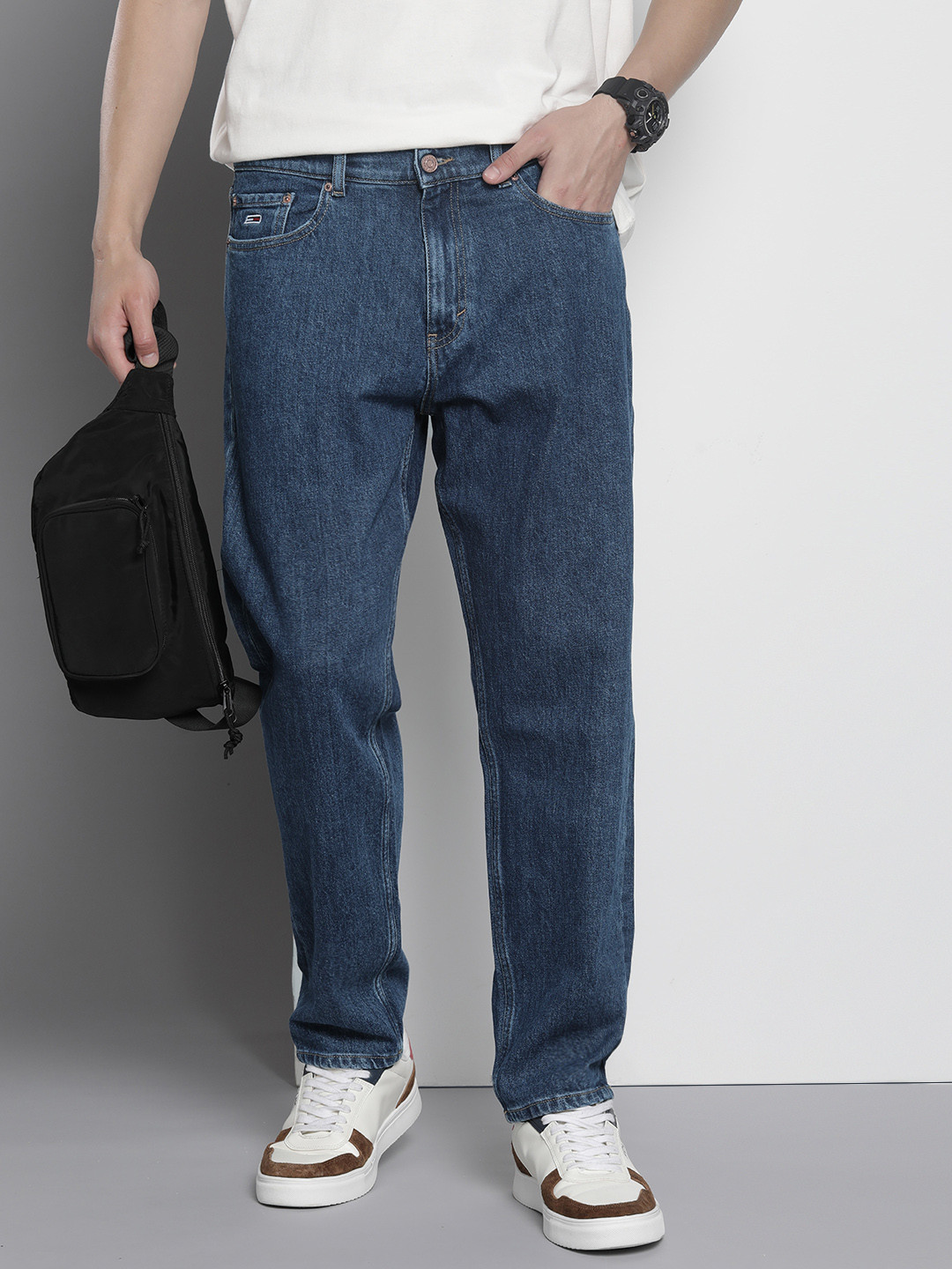 

Tommy Hilfiger Men Isaac Relaxed Tapered Fit Light Fade Jeans, Blue